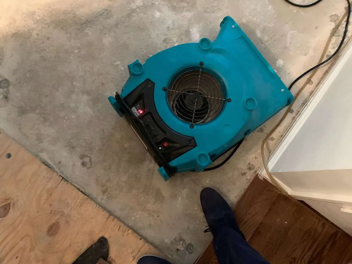 Air mover drying subfloor during Leak Detection & Repair in Pontiac